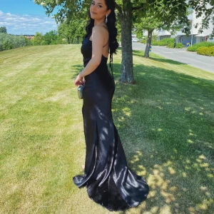 Bal klänning - Nu säljer jag min fina bal klänning. Använd en gång 2023! Köpt från Nelly för 1099kr. Säljer min för 399!! Storlek 36 men passade mig som bär storlek 34!! Materialet är Satin<3 skriv om du vill ha fler bilder 