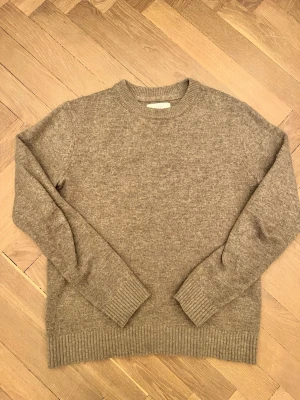 Brun ulltröja - Säljer en brun ulltröja från Jack and Jones! Riktigt varm i kallare väder! Bra skick, storlek M, tveka inte med frågor, pris kan ev diskuteras vid snabbt köp! 🤗