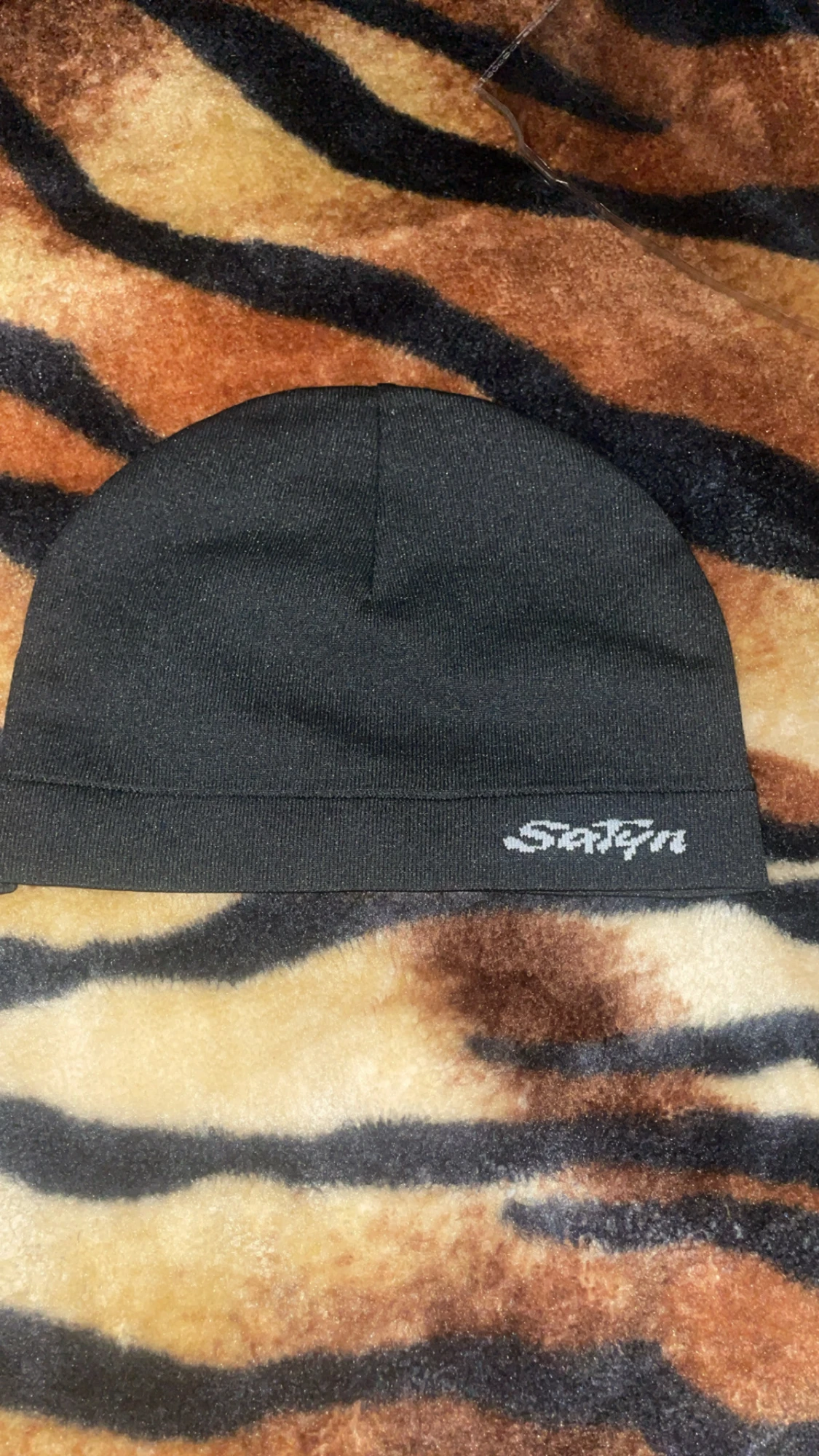 Svart och vit satinmössa från Satyn