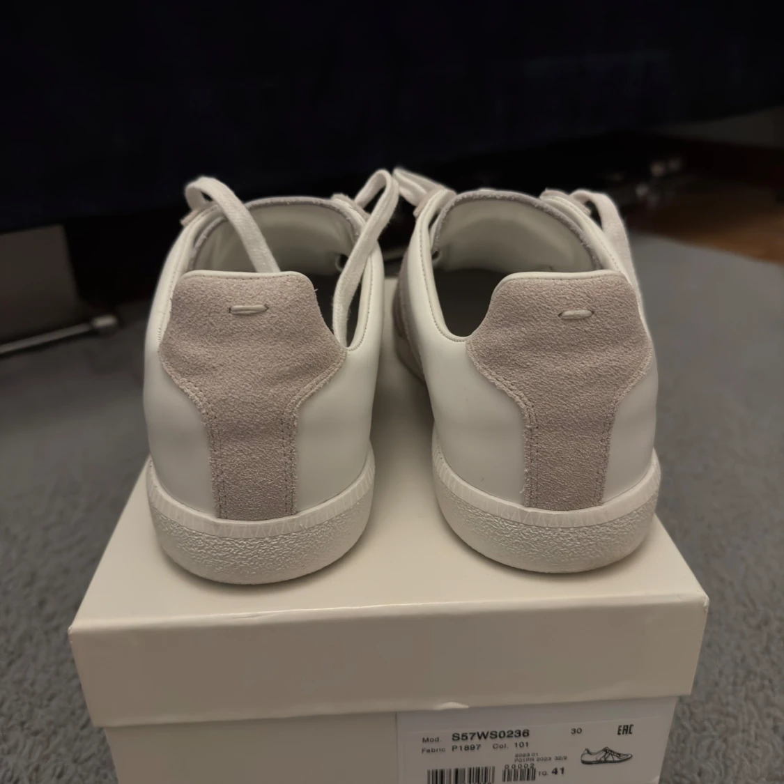 Snygga stilrena gats I vitt med ljus grå mocka! - 2