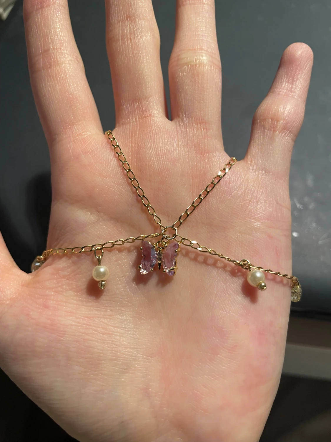 Guldig halskedja med fjäril och pärlor - 3