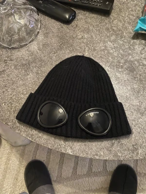 Svart ribbad mössa från C.P. Company - PRIS KAN DISKUTERAS!!