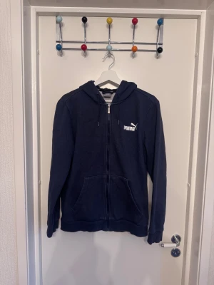 Luvtröja  - Puma luvtröja, zipptröja                                Inte mycket använd, jättebra skick.     Storlek M