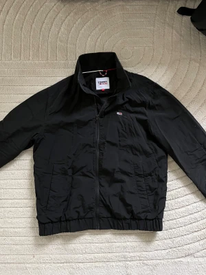 Svart vindjacka Tommy Jeans - Säljer en svart vindjacka från Tommy Jeans.