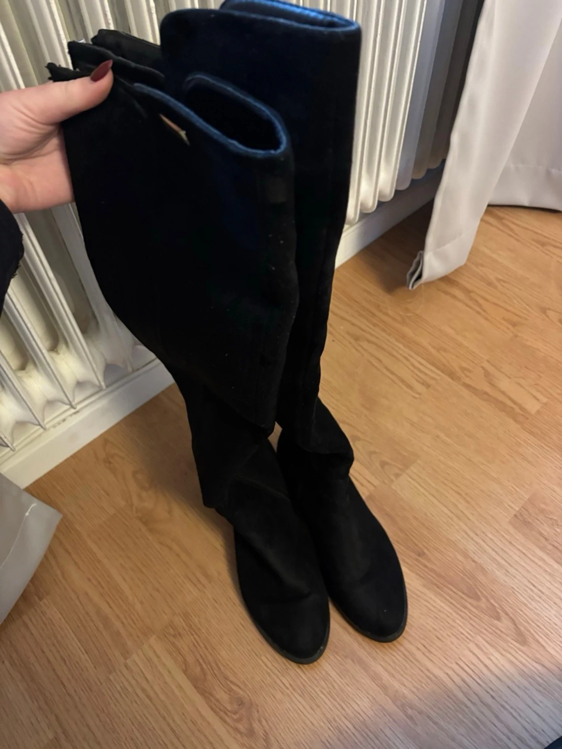 Höga svarta mocka stövlar  - 1