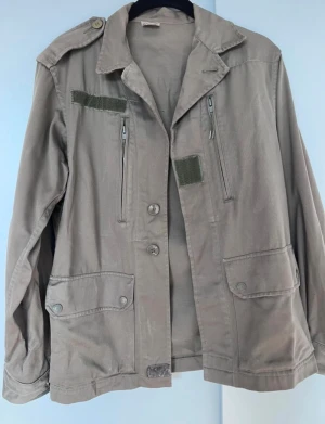 Grön utility jacka med fickor - Militärjacka, passar även en storlek S