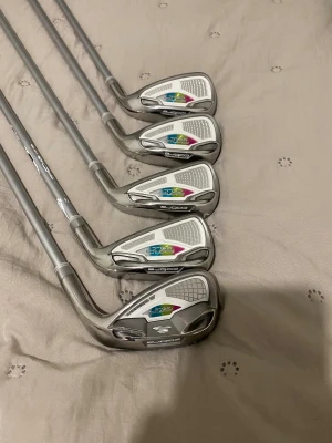 Cobra AMP Cell Irons 5-9 - Säljer Cobra AMP cell järnset 5-9, bra game improvement klubbor som ger raka, längre och högre slag med mycket förlåtelse. De har en E9 Face technology och tunn svetsad face för högg bollhastighet.   Flex L Högerhänt  Skaft Cobra   Hämtas vid Knivsta Station, eller skickas mot frakt.Köparen betalar kostnaderna för frakt och köpskydd.