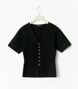 Svart kortärmad topp - Hejjj!!💕💕 säljer denna topp då den inte kommit till anvönding. Den är även ny i bra skick och bara andvänts runt 2 gånger ! 🩷