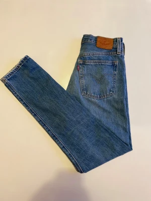 Levi's 501 jeans  - Säljer ett par feta Levi's 501 jeans i straight fit och är tillverkade i 100% bomull. Strl S och är 105 cm långa. Hör gärna av er om ni har några frågor! MVH Tom