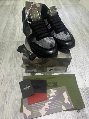 Valentino rockrunners  - Hej! Ett par fina grön-svarta Valentino Rockrunner skor till salu!  Säljer ett par Valentino Rockrunner skor i mycket fint skick. De är endast testade en kort stund och har inga defekter eller fläckar. Jag säljer pågrund av fel storlek. Perfekta för dig som söker ett par classiska och bekväma skor som även klarar vinterns väder – de är både varma och vattentäta.  Skorna är inköpta online och alla tillbehör som syns på bilden medföljer. Passa på att fråga frågor och köpa!