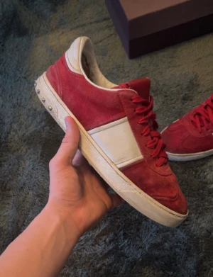 Valentino flycrew röda - Säljer dessa feta flycrews i okej skick, lite heeldrag och lite slitage på insidan av skon, som inte känns vid användning eller syns. 2 nitar saknas. Box ingår!