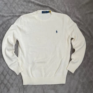 Ralph Lauren sweatshirt - Ralph Lauren sweatshirt i vit/beige.  Storleken är normal och sitter som en vanlig S. Perfekt för kyliga sommarkvällar eller hela våren.  Inga täcken på användning. Nypris 2199kr vårt pris 750📍  Hör gärna av er vid frågor!