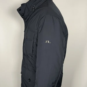 J.Lindeberg field jacket - Säljer en riktigt snygg och trendig J.Lindeberg field jacket i fint skick, storlek M, vid frågor är det bara att skriva //Gramenti