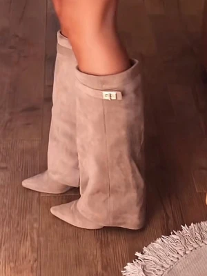 Bootz - Säljer ett par snygga beige stövlar i mjuk mocka med spetsig tå och låg klack. Stövlarna har en stilren design med dekorativt spänne upptill och passar perfekt till höstens outfits. Endast använda 1 gång