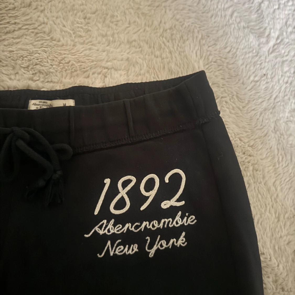 Svarta mjukisbyxor Abercrombie M - 1