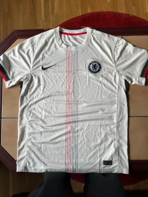 Chelsea FC 25/26 bortatröja strl.M - Bortatröja för Chelsea FC säsongen 25/26. Clean look som sitter bra på kroppen. Storlek M
