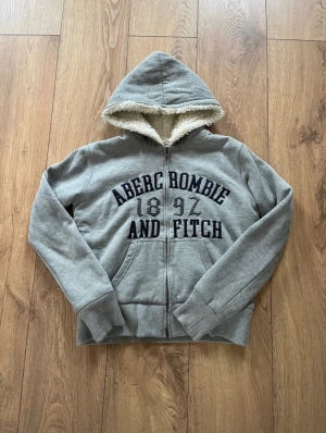 Vintage Aberctombie & fitch päls/fur hoodie - Säljer denna feta päls tröjan som tyvärr ej passade mig. Den har päls på insidan och i luvan. Den passar mer som S tror jag. Den övre zippern har tyvärr gått sönder men skickar med den i beställningen om någon vill fixa den (se sista bilden) 