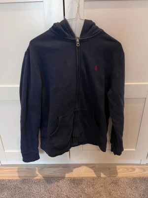  Mörkblå polo Ralph Lauren  - Jag säljer min polo tröja pga av att den är för liten för mig.Väldig fin tröja som är köpt från NK.Tveka inte av att ställa frågor!