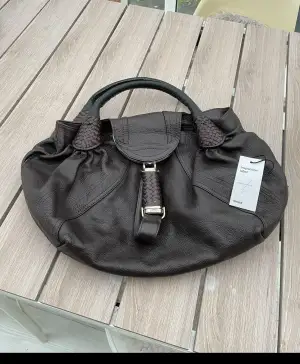 2000s Vintage Fendi spy bag. Klassisk vintage väska från Fendi. Handtaget är lagat med läder men annars är väskan i bra skick. Den har gått igenom äkthetsverifiering av Vinted. Väskor av samma modell säljs för 6000 kr+ på andra plattformar. 