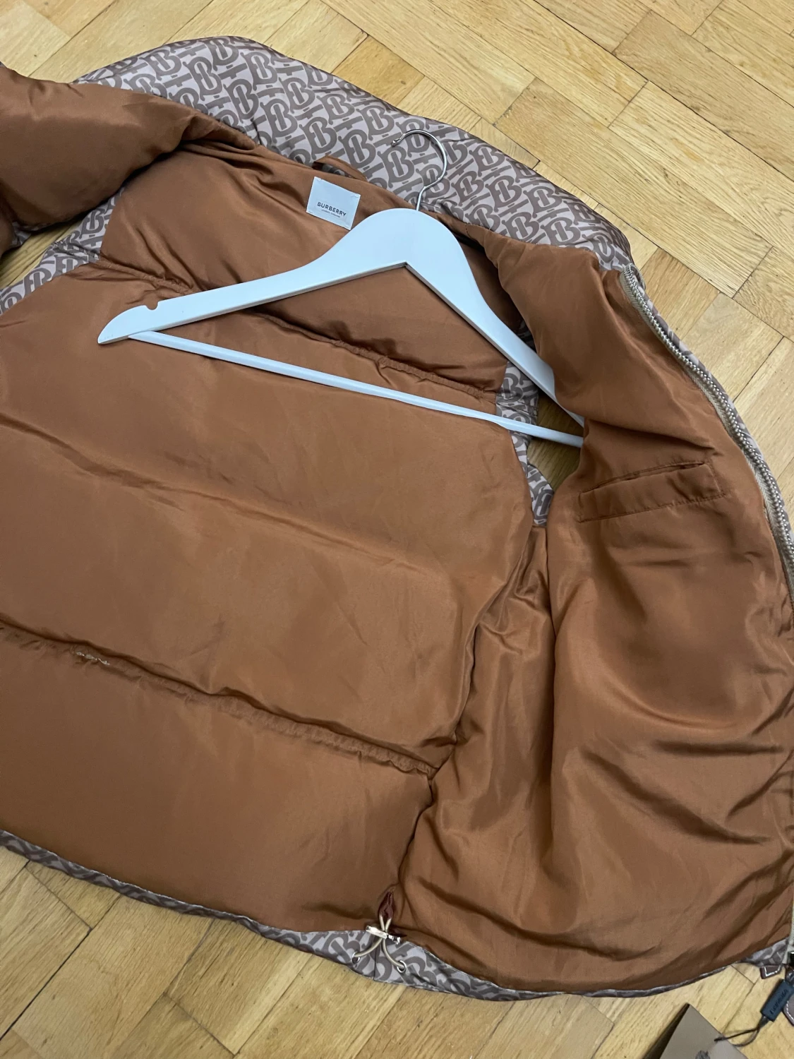 Beige dunväst från Burberry med monogram - 2