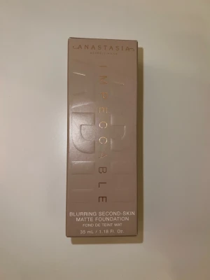 Foundation - Blurring Second-Skin Matte Foundation från Anastasia Beverly Hills i färgen 3N. Ny och obruten förpackning.