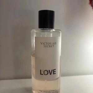 Victoria's Secret Love mist - Fräsch och trendig body mist från Victoria's Secret. Perfekt för dig som vill ha en lätt och modern doft att spraya på när som helst.