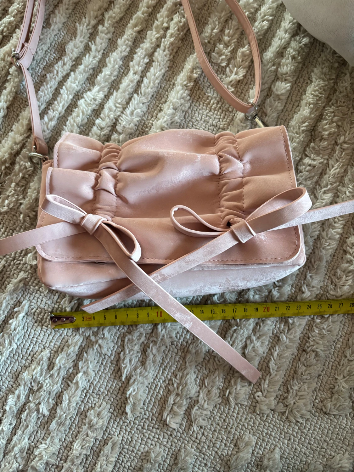 Rosa axelväska med rosetter - 2