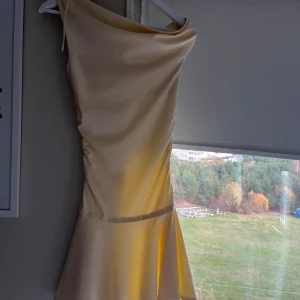 Ljusgul zara klänning - Jättefin ljusgul klänning från Zara, aldrig använd!💕