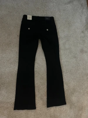 Lågmidjade Bootcut jeans - Helt oanvända med prislapp kvar Från Gina tricot i strl 36 💕💕💕