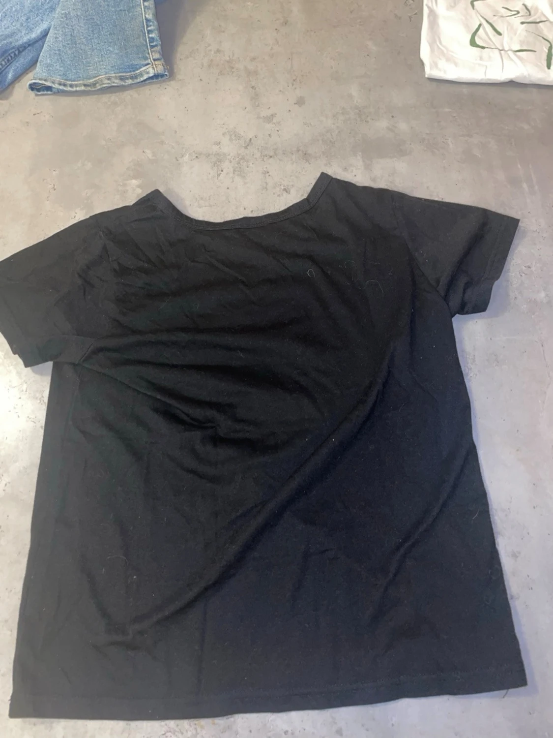 Svart t-shirt med tryck och text - 3