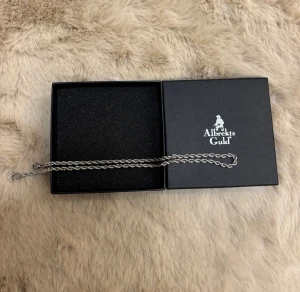 Kordell Silverfärgat halsband från Albrekts Guld - Kordell Snyggt halsband i silverfärg från Albrekts Guld med tvinnad kedja som ger en cool och modern look. Perfekt för dig som gillar stilrena smycken med lite extra detalj. Levereras i original ask. Kom dm för eventuella frågor 🧐 pris kan diskuteras 💯. 