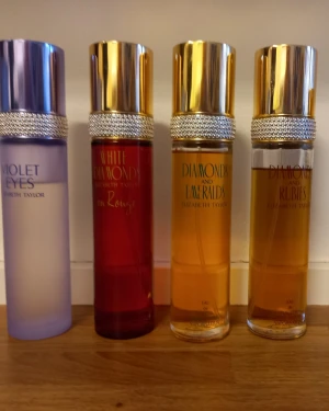 Elizabeth Taylor splitt 💎 - Splittar mina Elizabeth Taylor parfymer i glasdekanter med spray säljer ej hela flaskan ✨️2 ml-20 kr,3 ml-25 kr,5 ml-35 kr,10 ml-55 kr✨️Skriv vilka du önskar så lägger jag ut som ett nytt paket✨️Dessa dofter finns🔅Violet eyes🔅White diamonds en rouge🔅Diamonds and emeralds🔅Diamonds and rubies🔅Diamonds and sapphires ✨️Obs❣️Se gärna mina andra annonser splittar flera märken kan samfrakta ❣️