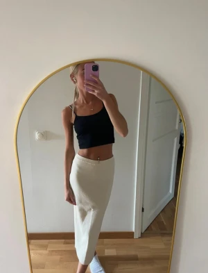 Beige stickad kjol - Säljer en beige superskön stickad kjol, använd en gång så i väldigt bra skick🤍