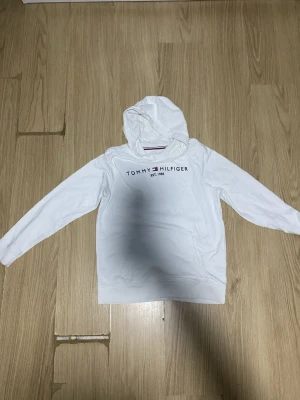 Tommy hilfiger vit Hoodie - Storlek S och passa både Män och kvinna