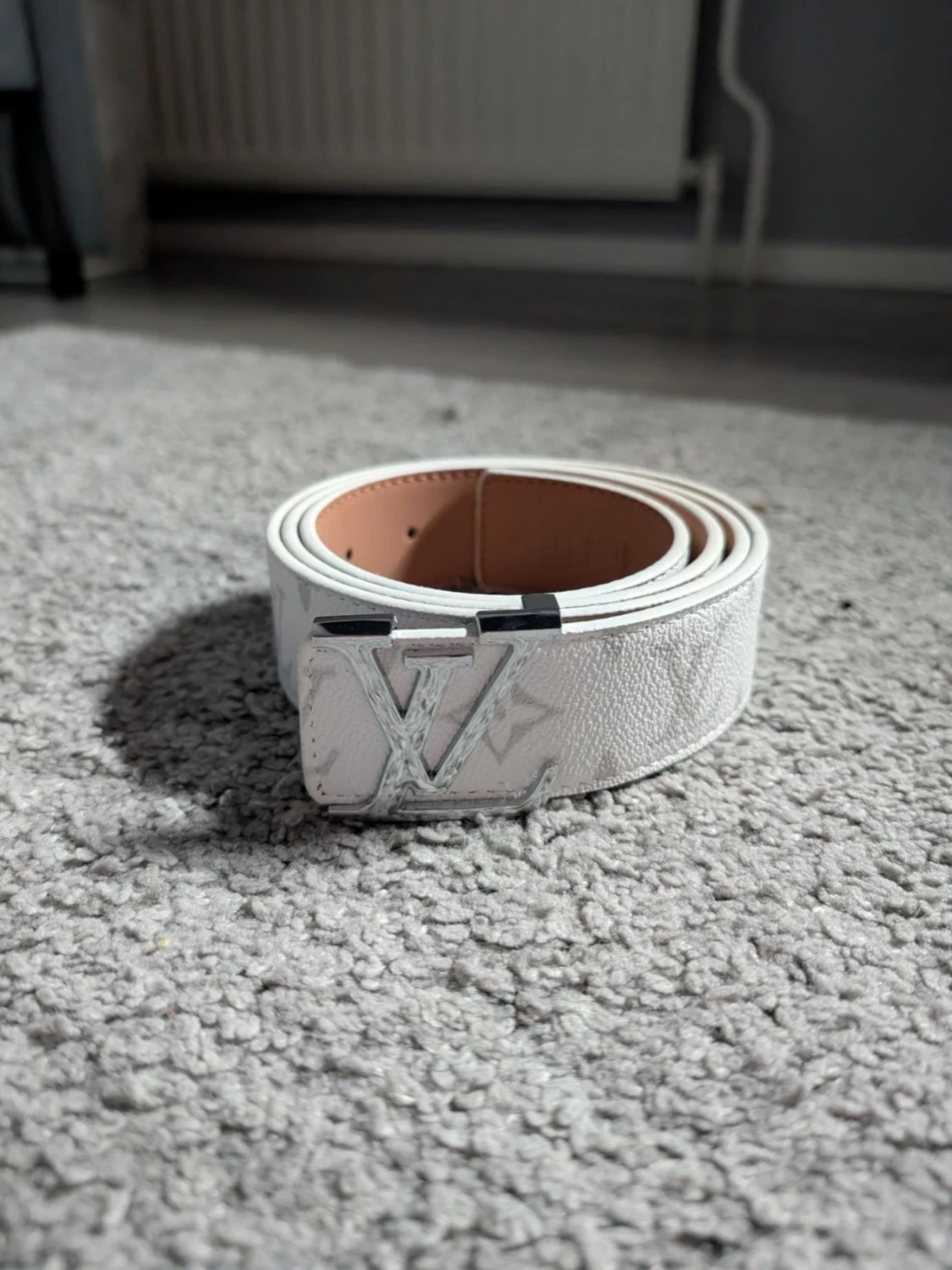 Vit Louis Vuitton bälte med LV-spänne