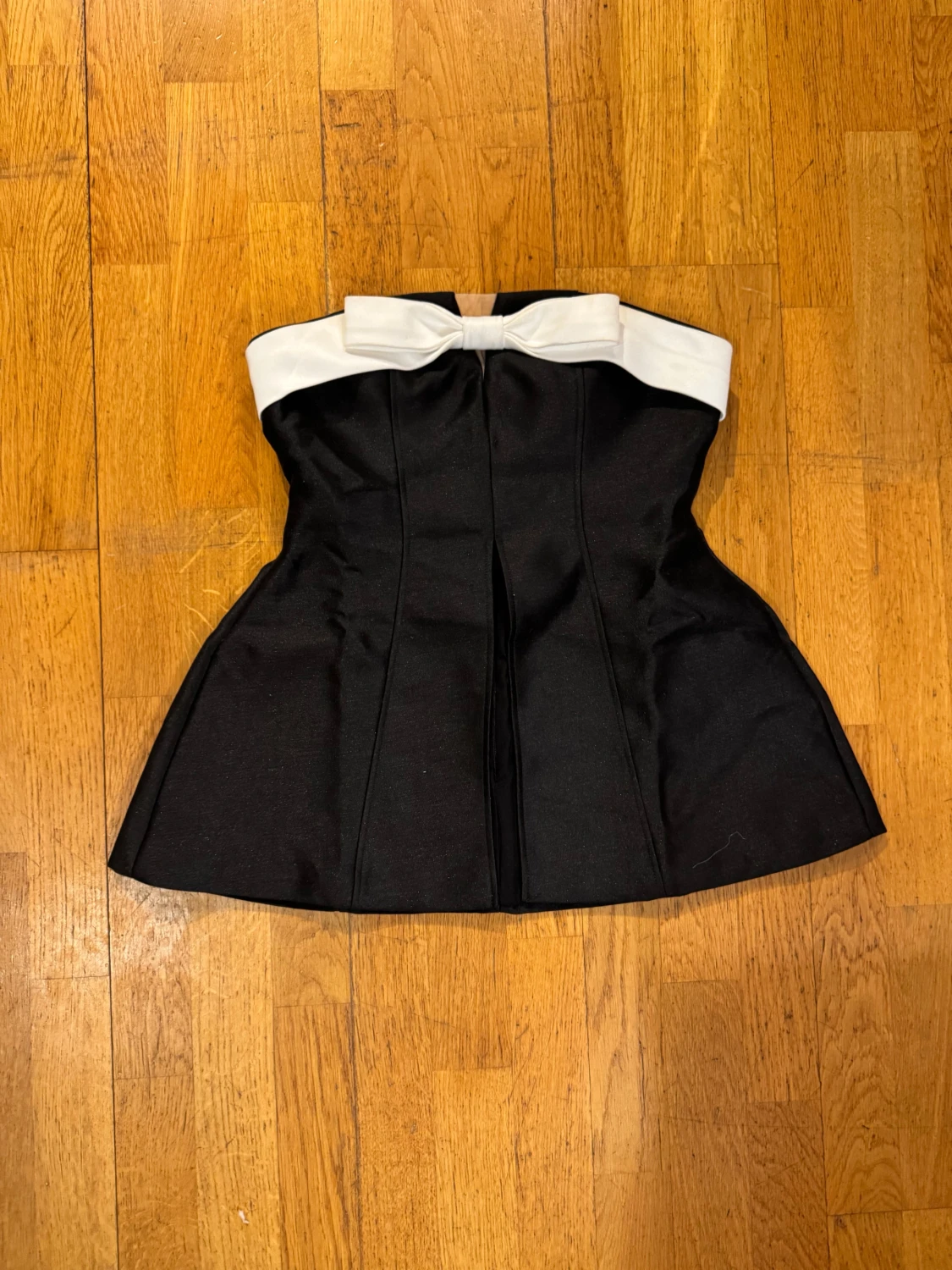 Svartvit kort klänning med rosett M - 1