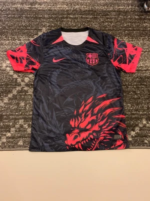 Barcelona fotbollströja  - Snygg T-shirt som har färgen svart och rosa.storlek är S kom dm för fler frågor