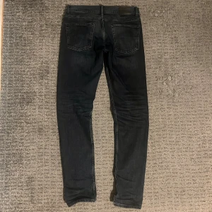J lindberg jeans - Snygga blåa jeans från J.Lindeberg i storlek 32/34 med litet JL mörke på myntfickan. Skrov vid intresse och inga skambud. OBS de är mer blå än va de ser ut att vara på bilden