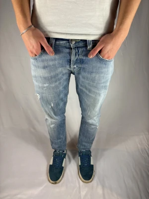 Dondup Jeans - Dondup Jeans Mius Limited Edition | Pris = 849 kr | Storlek 29 | Modellen är 178 cm | Jeansen har orginal slitningar från fabrik, en liten defekt längst ner på jeansen | Hör av dig vid minsta fundering