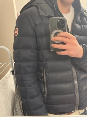 Mörkblå Colmar dunjacka med huva - Riktigt fet jacka i storlek S/M modellen är 182 och 70 kg
