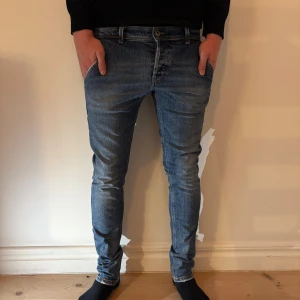Dondup jeans  - Blå jeans från Dondup med snygga slitningar i Storlek 31                                      Längd 100cm, midja 39cm