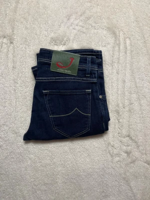 Jacob Cohën Jeans W30 - Hej! Säljer nu dessa jättefeta Jacob Cohën Jeans i storlek 30. De är i utmärkt skick. Ordinarie pris: ca 6000 kr. Hör av dig om du undrar något! Mått 📐: Midja - 40 cm. Längd - 107 cm. Pris kan diskuteras. 