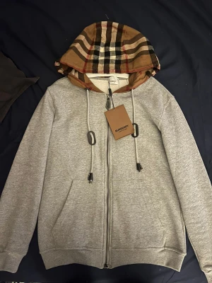 Burberry zip hoodie - Unik burberry zip hoodie i storlek S, bara testad inomhus, mitt pris 1100kr pris kan diskuteras