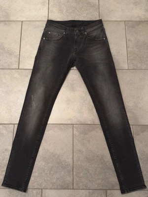 Tiger of sweden jeans slim/skinny fit - Svarta Tiger of Sweden jeans med slitningar. Helt nya, oanvända