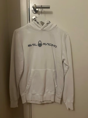 Sail racing  - En skön och värmande sail racing hoodie. Perfekt till vintern. Är i ett bra skicka.