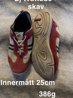 Rödvita sneakers med snabbsnörning - Snygga sneakers i rött och vitt med meshpaneler. Skorna har snabbsnörning med dragsko och svarta ränder på sidorna. Perfekta för dig som gillar sportig stil och vill ha något unikt.🌸 Tunna och sköna. Använd skick. Ej tvättade. Skav efter användning. Innermått ca 25cm