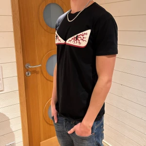 Fendi T-shirt - Tja, säljer en super snygg T-shirt från ”Fendi”. T-shirten är i väldigt bra skick och den har inga defekter. Storleken är L men den är mindre i storleken och passar M (pris kan diskuteras).