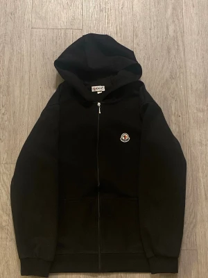 Moncler svart zip hoodie - Säljer denna fina Moncler zip med inga tecken på användning och ser helt ny ut!    Pris kan diskuteras!
