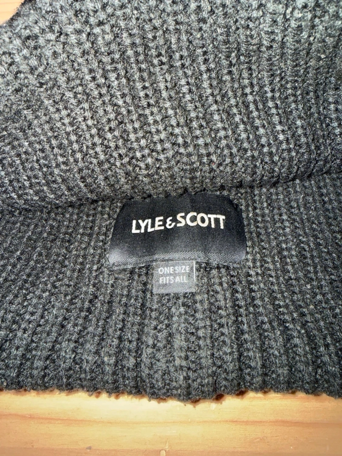 Svart stickad mössa från Lyle & Scott jättevarm - 1