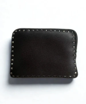 Dator fodral svart med silvernitar - Väldigt efterfrågat datorfodral!! Därav är det dem sista i lager nu 🥂. Fodralet är i storlek 34,5x25cm! Och passar Chromebook, MacBook och andra datorer. Fodralet är i vattentätt material och skyddar ditt dator bra! Helt unik design med silver nitar på! Fodralet även handgjort! 🤩Alla beställningar postas från 19 december, då vi är bortresta. 